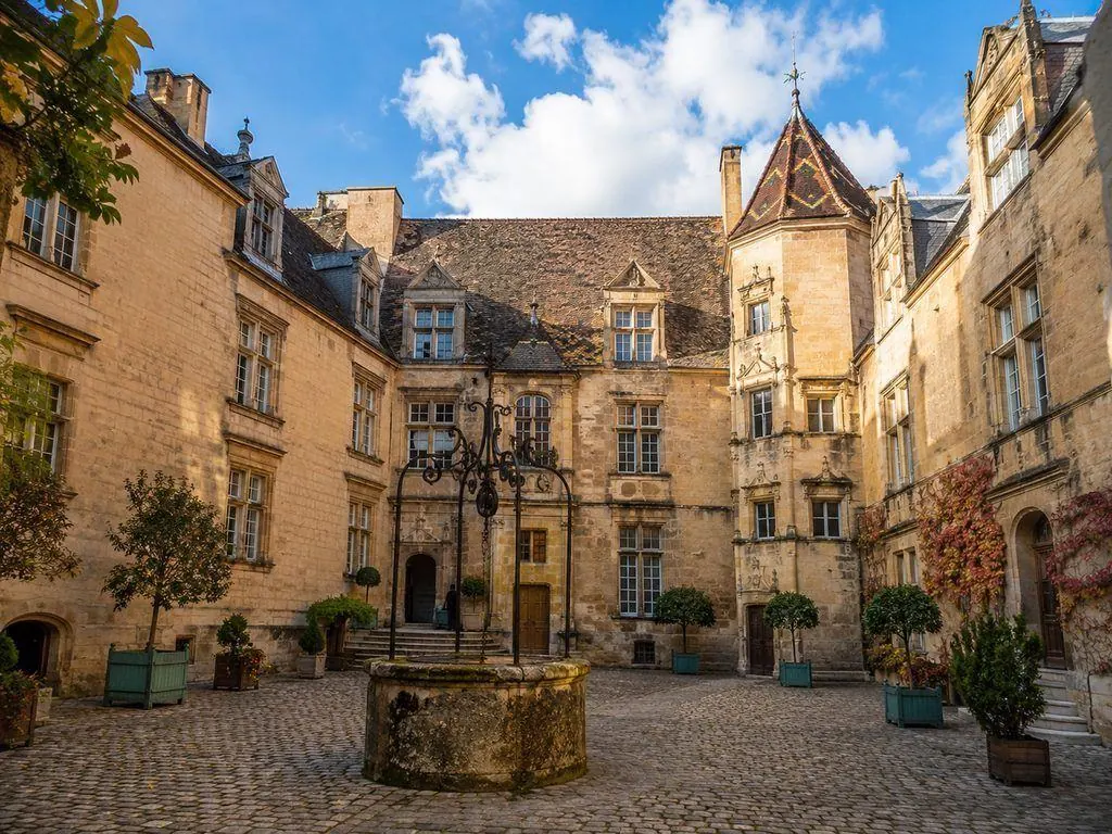 La cour d’honneur et l’aile Renaissance du château